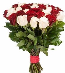 Букет красных и белых роз